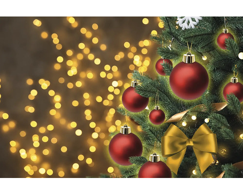 Dekorierter Weihnachtsbaum mit Christbaumkugeln, Schleife und Lichtern