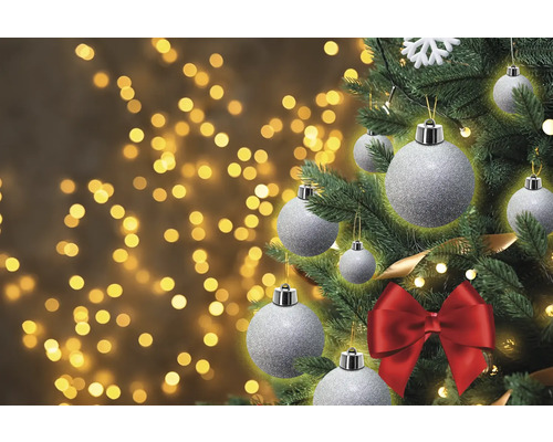 Geschmückter Weihnachtsbaum mit Kugeln und Schleife