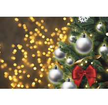 Dekorierter Weihnachtsbaum mit Kugeln und Schleife