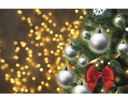 Dekorierter Weihnachtsbaum mit Kugeln und Schleife