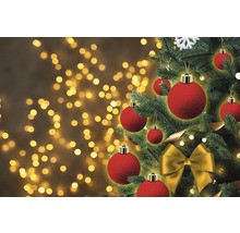 Weihnachtsbaum mit roten Kugeln und Schleife