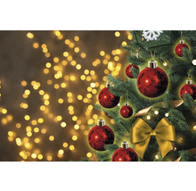 Geschmückter Weihnachtsbaum mit Christbaumkugeln und Schleife
