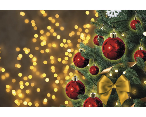 Geschmückter Weihnachtsbaum mit Christbaumkugeln und Schleife