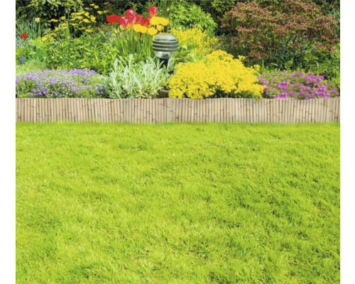 Garten mit Rasenfläche, Blumen und einem Sichtschutz aus Bambus
