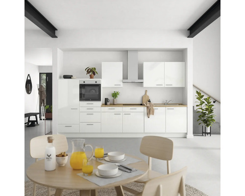 Helle Küche mit weißen Schränken, Esstisch und Stühlen
