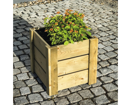 Quadratischer Pflanzkasten aus Holz mit Bepflanzung