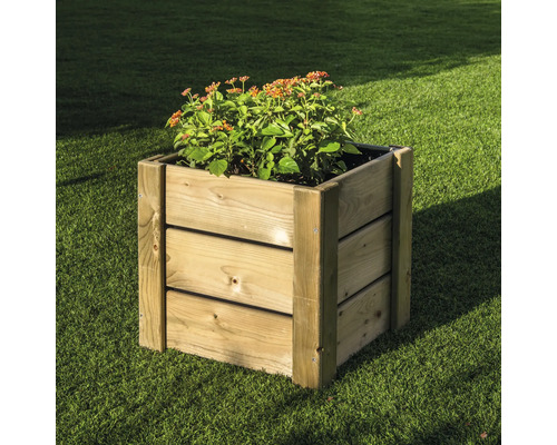 Quadratischer Pflanzkasten aus Holz mit Bepflanzung im Garten.