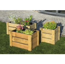 Drei bepflanzte Holzblumenkästen im Garten.