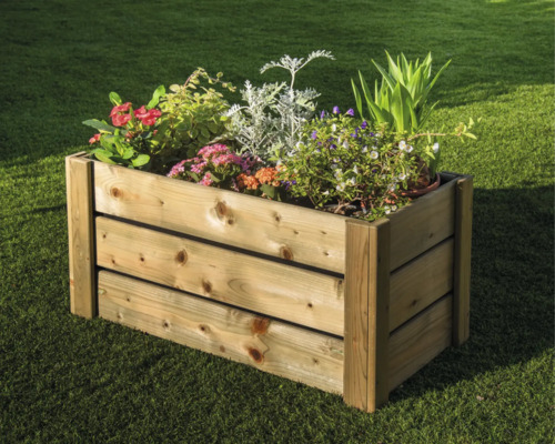 Holz Pflanzkasten mit verschiedenen Pflanzen auf Rasen