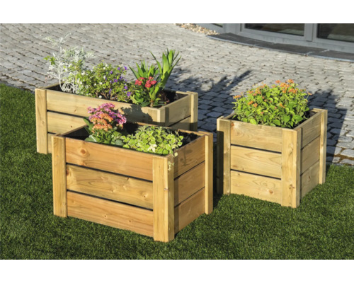 Drei bepflanzte Holz Pflanzkästen im Garten.
