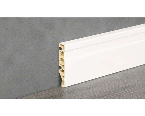 Weiße Sockelleiste aus Kunststoff an Wand und Boden