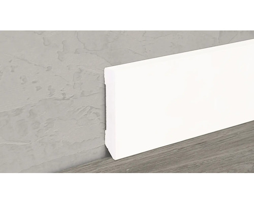 Weiße Sockelleiste an einer Wand