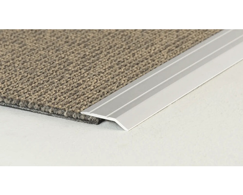 Detailansicht einer Teppichkante mit Übergangsprofil