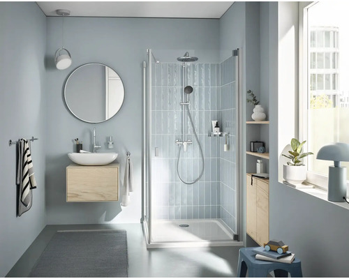 Badezimmer mit Dusche, Waschbecken, Spiegel und Regalen