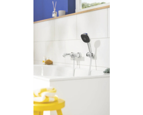 Aufnahme eines Badezimmers mit Badewanne, Armatur und Handbrause