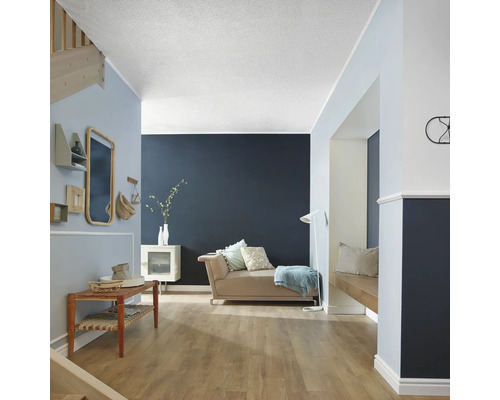 Elegantes Wohnzimmer mit Couch, Bank und Holzfußboden