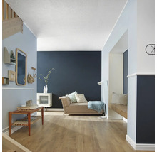 Wohnzimmer mit Laminatboden, Couch und Wanddekoration