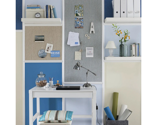 Arbeitszimmer mit Schreibtisch, Pinnwänden und Regalen zur Organisation und Dekoration