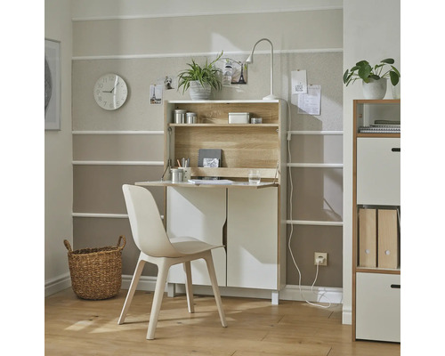 Modernes Arbeitszimmer mit Sekretär, Stuhl und Aufbewahrungsmöbeln in hellem Holzdekor und Weiß