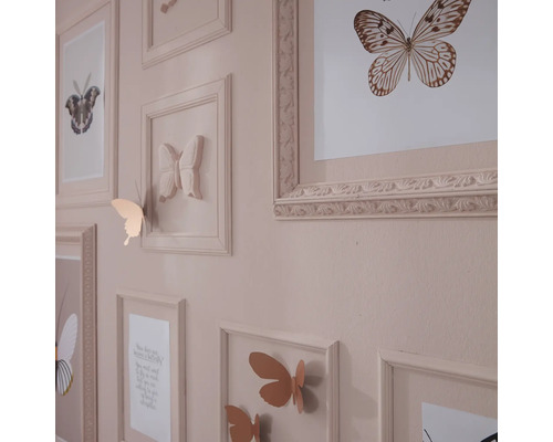 Wanddekoration mit Bilderrahmen und Schmetterlingsmotiven
