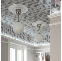 Zwei Deckenleuchten mit geometrischer Tapete im Raum.