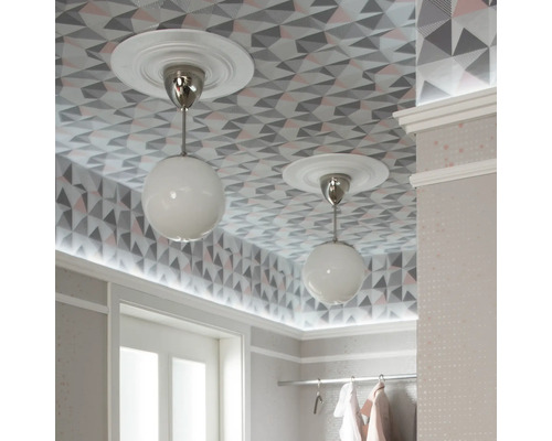 Zwei Deckenleuchten mit geometrischer Tapete im Raum.