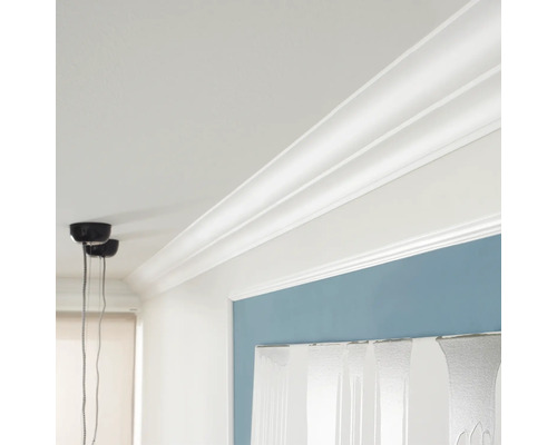 Innenaufnahme eines Raumes mit Stuckprofilen an Decke und Wand