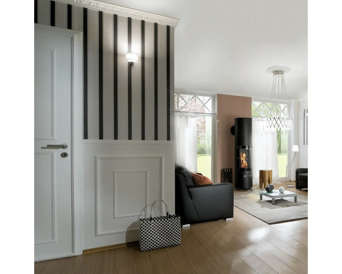 Wohnraum mit Tür, Wandvertäfelung, Tapete mit Streifenmuster, Kaminofen und Möbeln