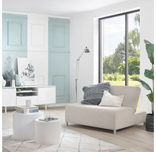 Helles Wohnzimmer mit Schlafsessel, Couchtischen und Fenster