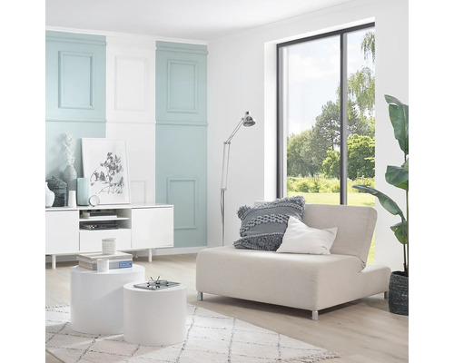 Helles Wohnzimmer mit Schlafsessel, Couchtischen und Fenster