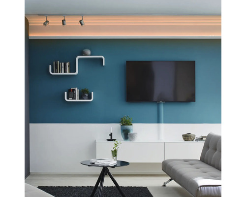 Wohnzimmer mit Fernsehgerät, Regalen, Kommode und Sofa