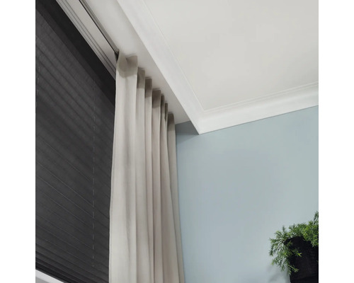 Raumecke mit Vorhang, Gardinenstange und Faltstore