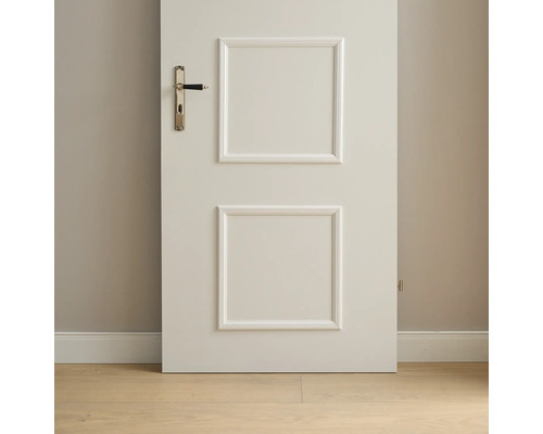 Weiße Innentür mit Türgriff und quadratischen Verzierungen