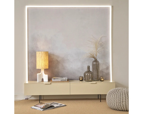 Wohnzimmer mit Lowboard, Lampe, Dekoration und beleuchtetem Wandpaneel