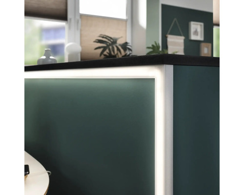 Detailansicht eines beleuchteten Tresens mit dunkler Arbeitsplatte