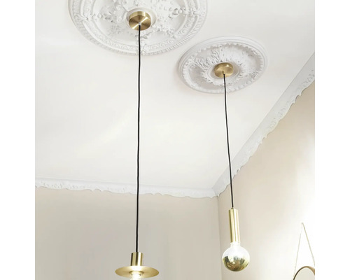 Zwei Pendelleuchten mit Lampenfassung und Textilkabel hängen von der Decke