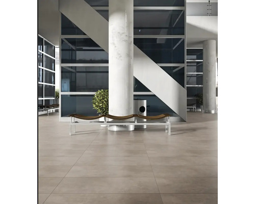 Helle Fliesen in einem modernen Gebäude mit Treppe und Sitzgelegenheiten.