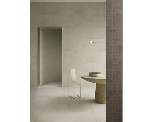 Heller Raum mit Fliesen an Wand und Boden, Tisch und Stuhl
