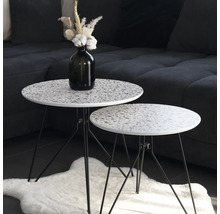 Zwei runde Beistelltische mit Terrazzo-Muster auf einem Teppich