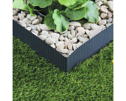 Garten mit Rasen und Beetbegrenzung aus Metall