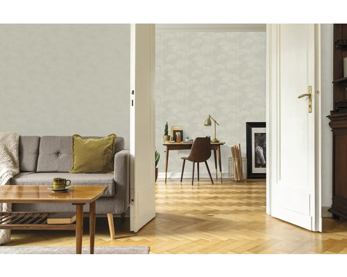 Wohnzimmer mit Couch, Schreibtisch und gemusterter Tapete