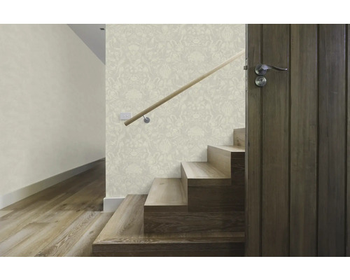 Treppenhaus mit floral gemusterter Tapete, Holztreppe und Holztür