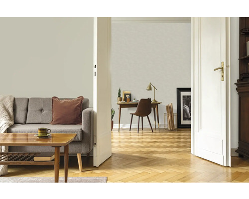 Wohnzimmer mit Sofa, Holztisch und Arbeitsbereich