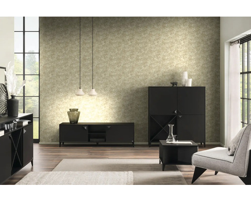 Wohnzimmer mit schwarzen Möbeln, Tapete und Tageslicht