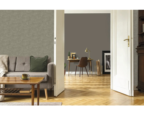 Wohnzimmer mit grauer Mustertapete, Sofa und Holztisch