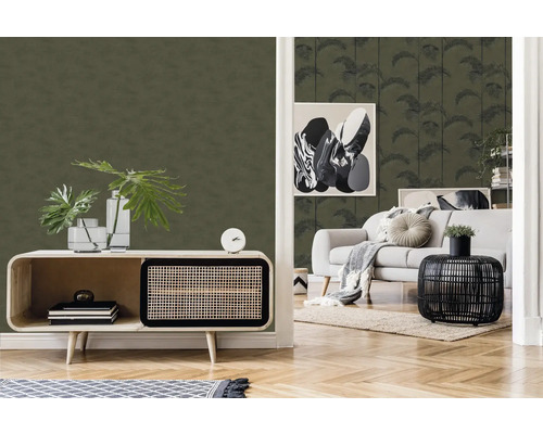 Wohnzimmer mit grüner Tapete mit Palmenmuster, Sideboard und Couch