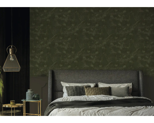 Schlafzimmer mit Bett, Nachttischen und Tapete mit Pflanzenmuster