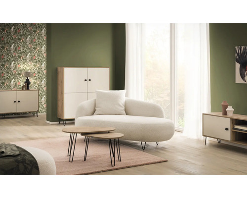 Wohnzimmer mit Sofa, Tischen und Schränken im modernen Design