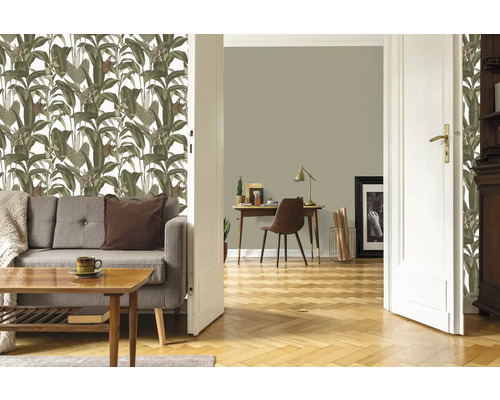 Wohnzimmer mit Sofa, Holztisch und floraler Tapete