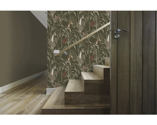 Treppe mit botanischer Tapete und Holztür